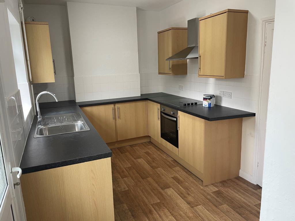 Lot: 42 - THREE-BEDROOM HOUSE WITH POTENTIAL - Kitchen with fitted units